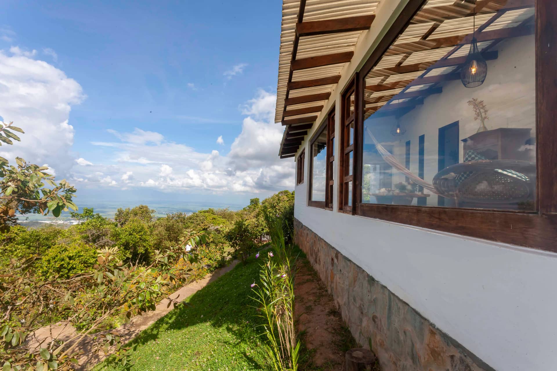Cabaña Mirador con su ventanal panorámico abierto al Valle del Cauca